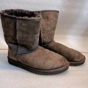Ugg Australia classic short 5825 size 7 sheep skin leather upper